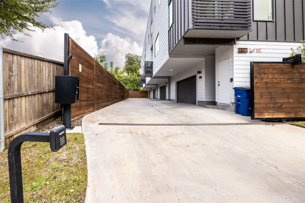 2118 Carroll Avenue #101 Dallas, TX 75204