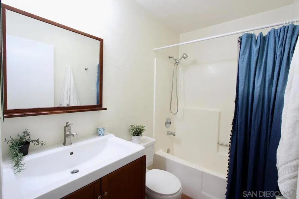 3021 Golden Oak Way Spring Valley, CA 91978