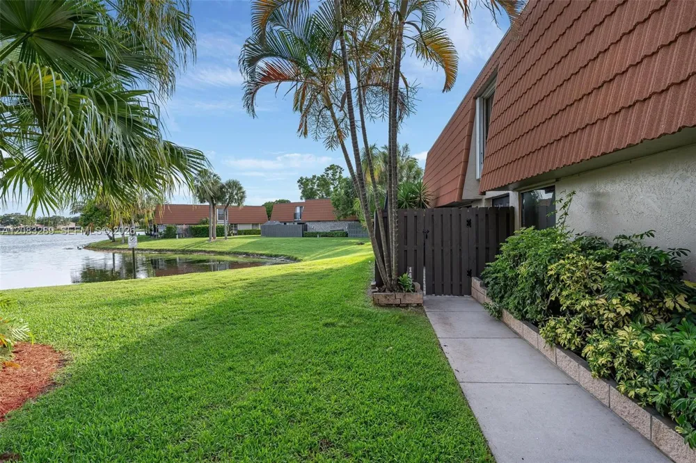 1427 SW 109th Way Davie, FL 33324
