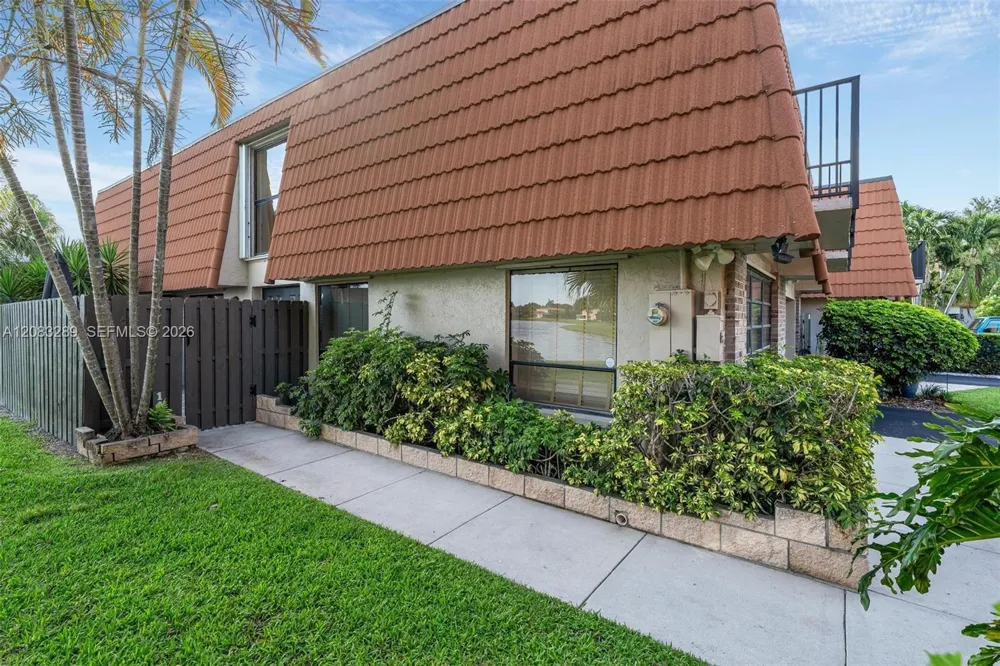 1427 SW 109th Way Davie, FL 33324