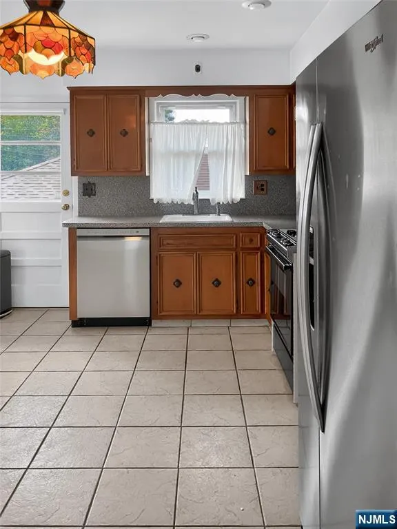 457 State Rt 5 Fort Lee, NJ 07024