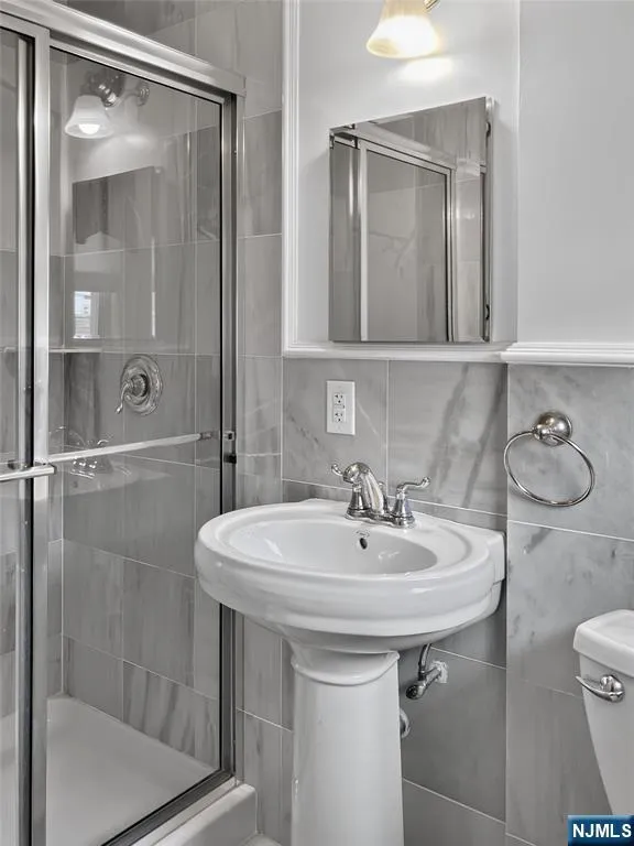 457 State Rt 5 Fort Lee, NJ 07024