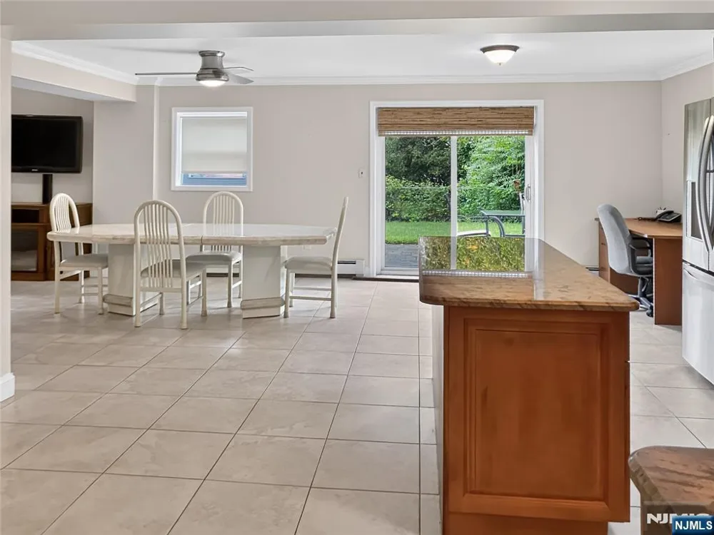 457 State Rt 5 Fort Lee, NJ 07024