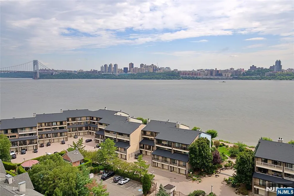 1203 River Road 14C Edgewater, NJ 07020