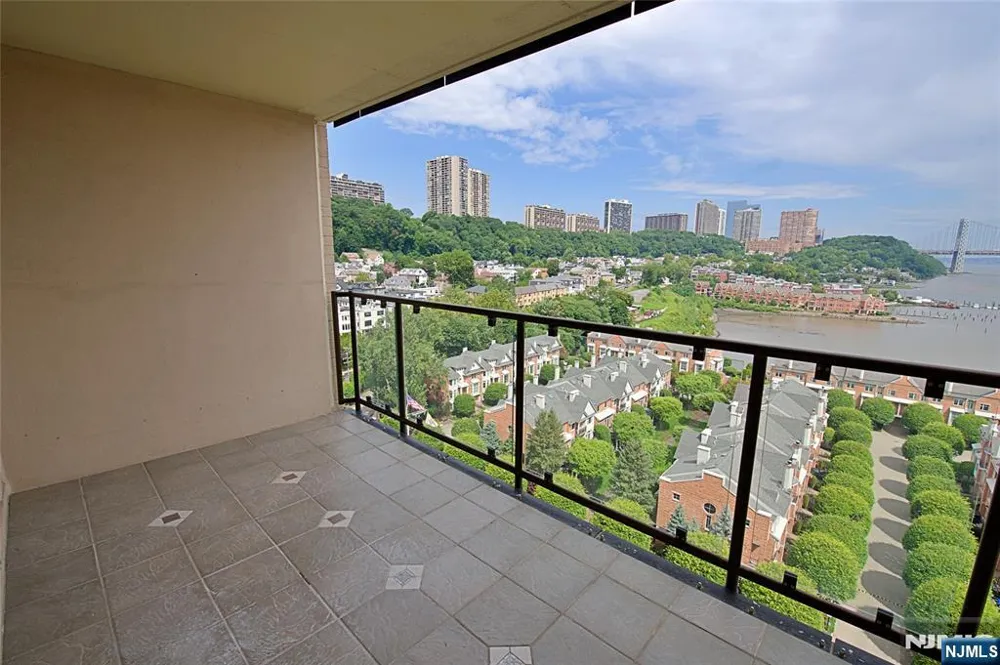 1203 River Road 14C Edgewater, NJ 07020