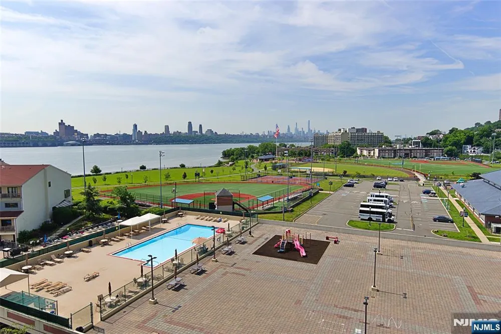 1203 River Road 14C Edgewater, NJ 07020