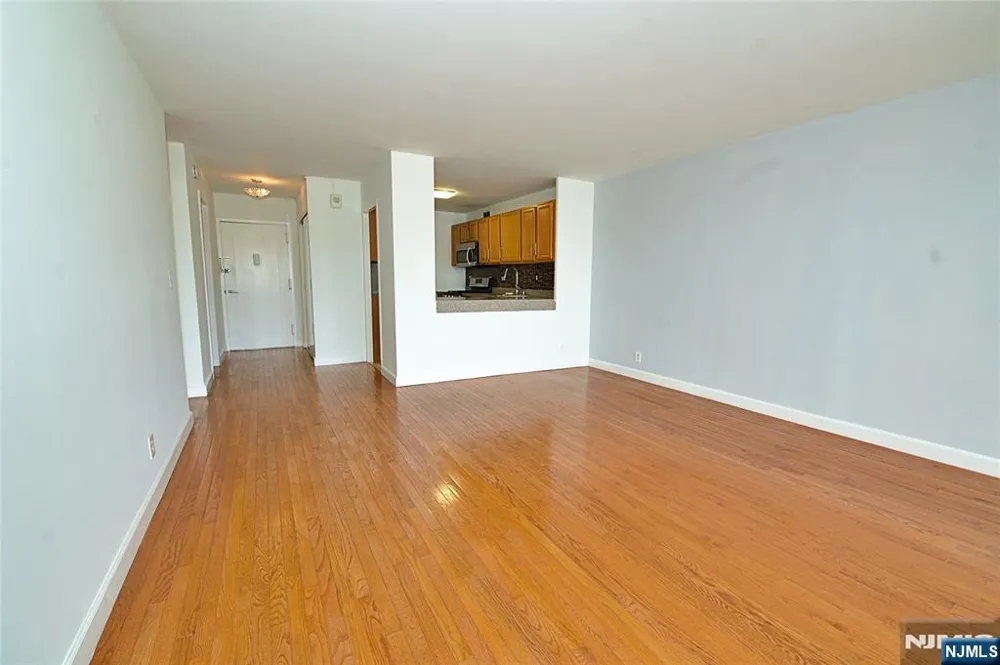1203 River Road 14C Edgewater, NJ 07020