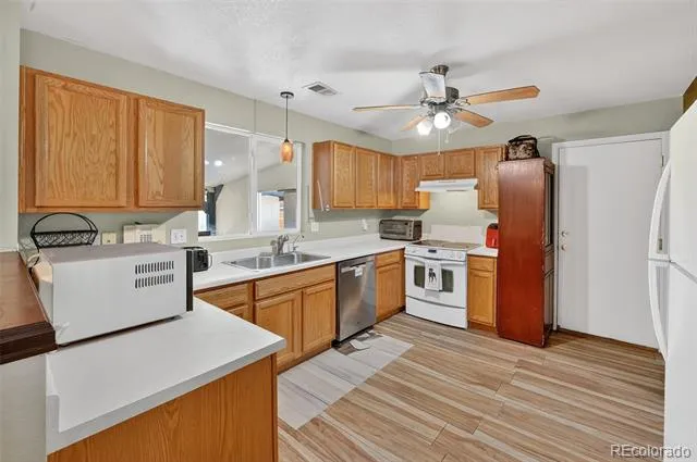 15852 E 48th Place Denver, CO 80239