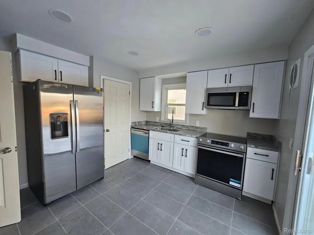 152 HIGHLAND AVENUE Clawson City, MI 48017