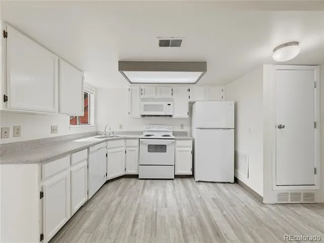 942 S Dearborn Way #10 Aurora, CO 80012