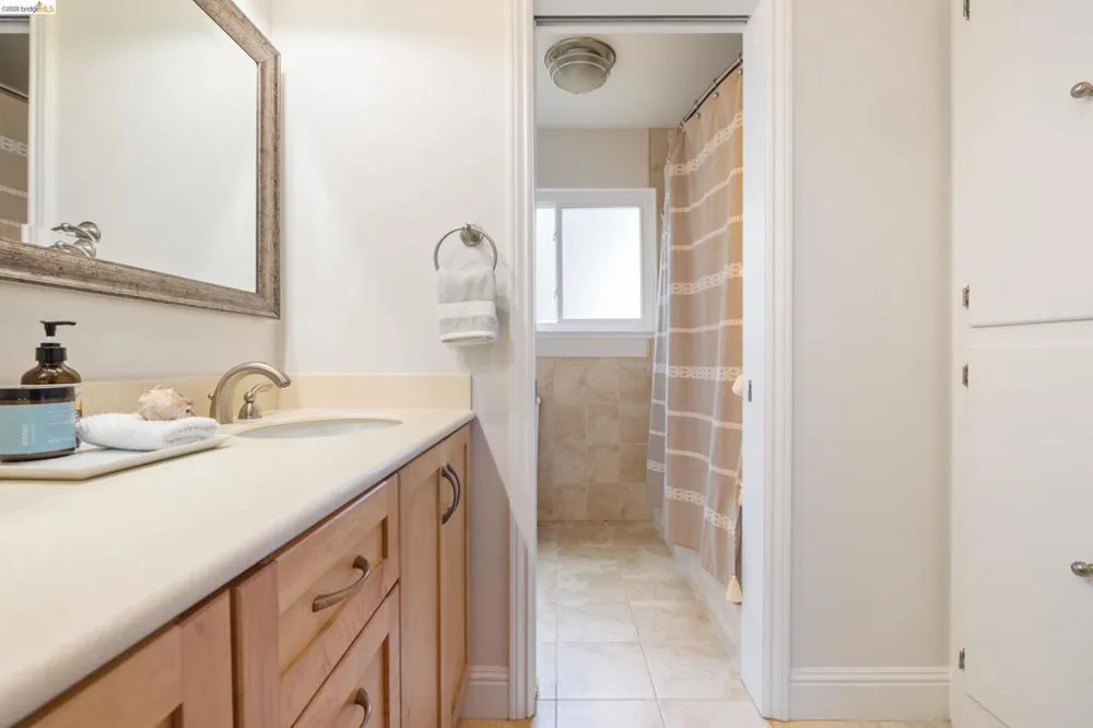 6309 Longcroft Dr Oakland, CA 94611