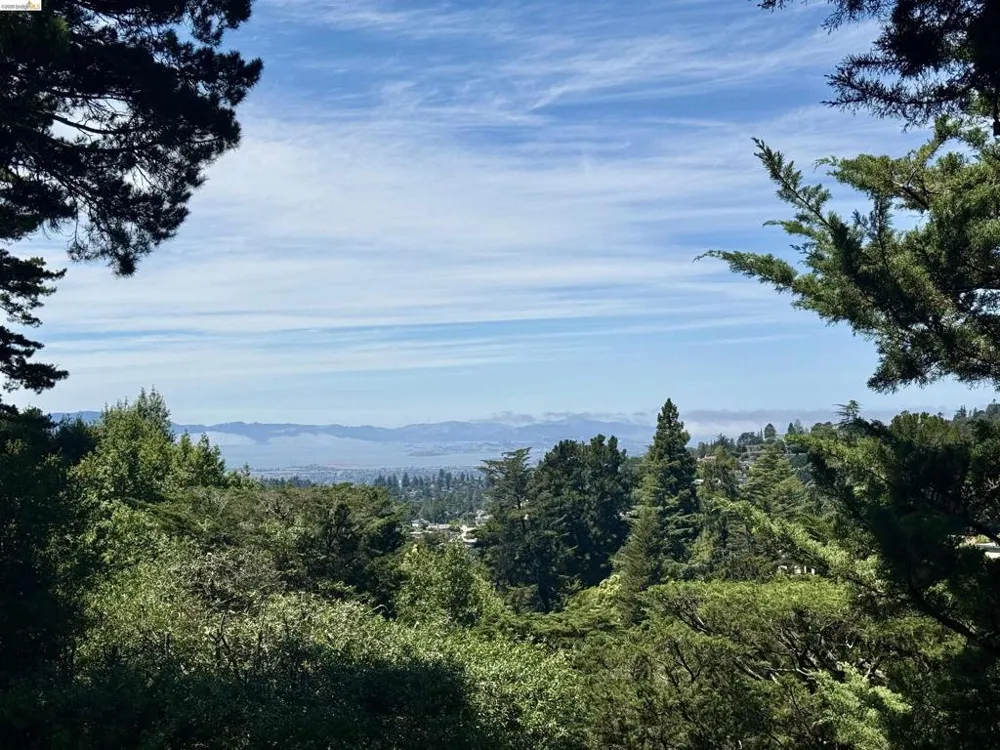 6309 Longcroft Dr Oakland, CA 94611