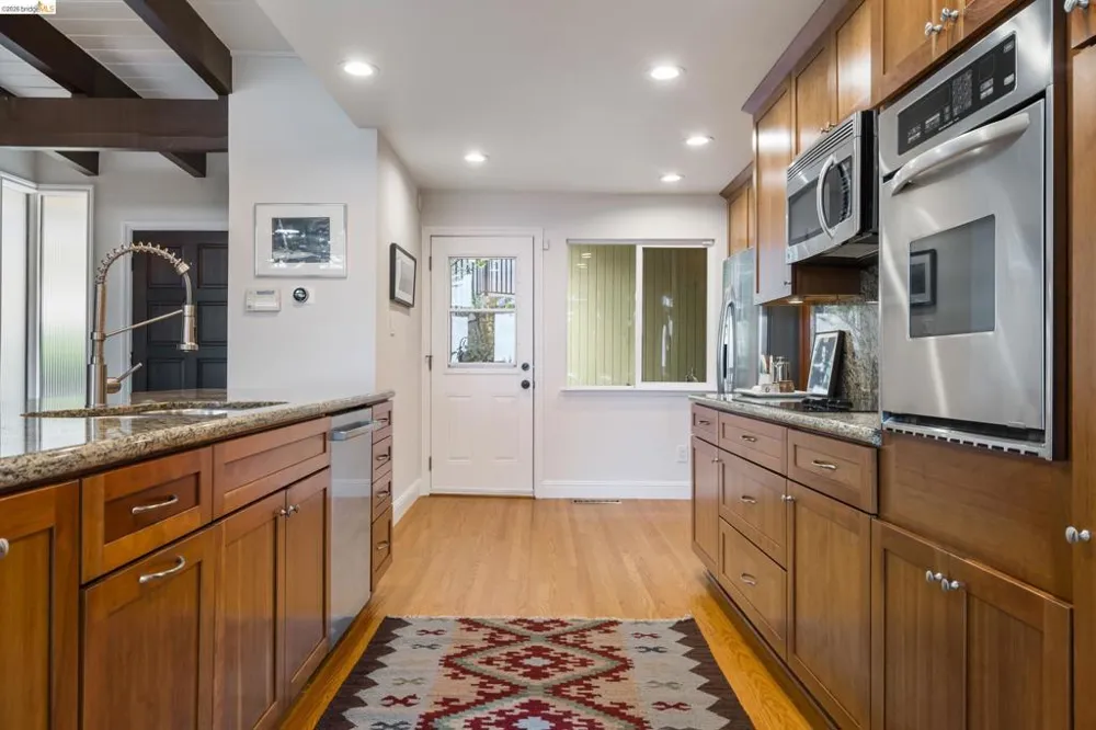 6309 Longcroft Dr Oakland, CA 94611