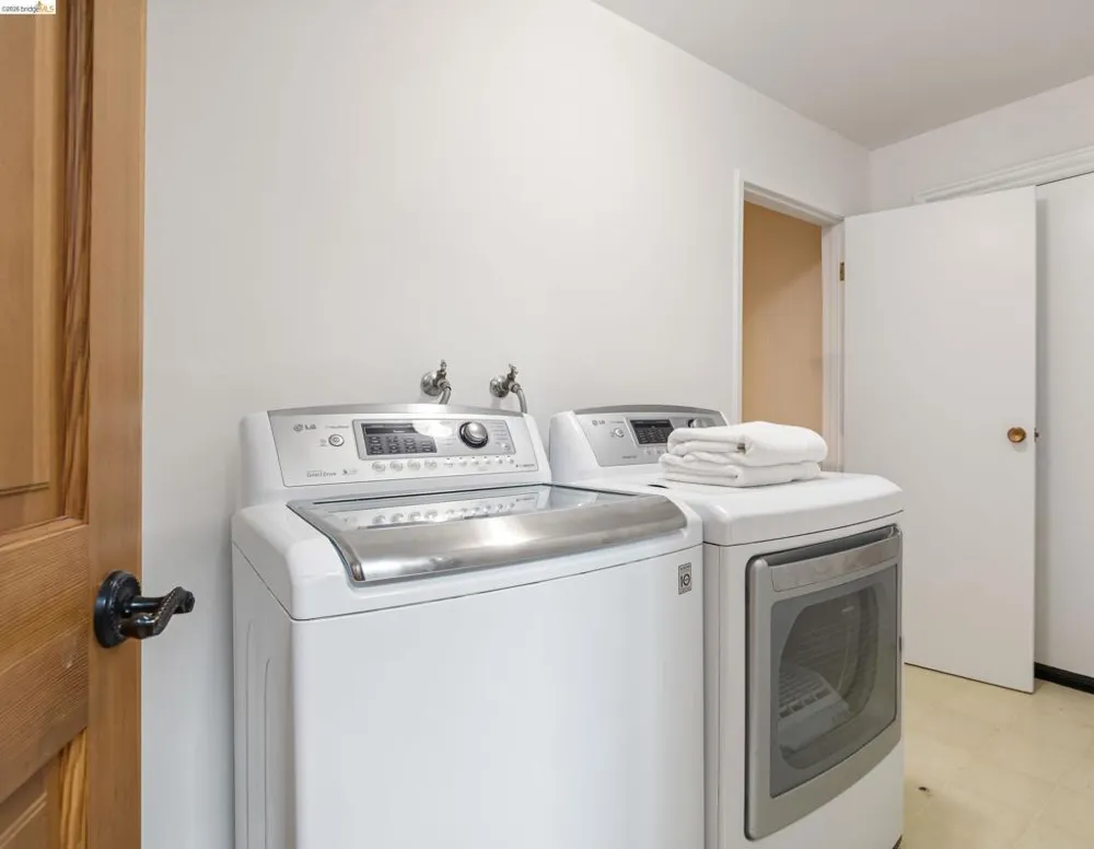 6309 Longcroft Dr Oakland, CA 94611