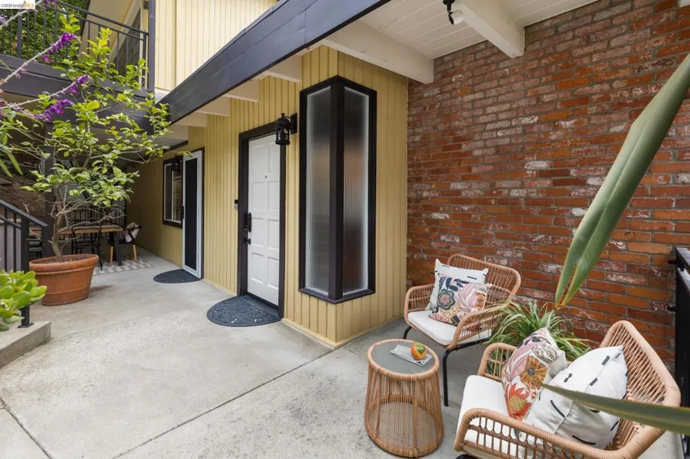 6309 Longcroft Dr Oakland, CA 94611