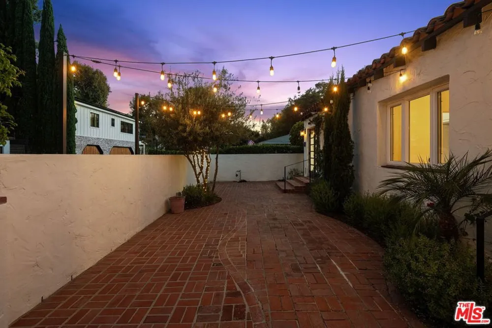 3447 Primera Avenue Los Angeles, CA 90068