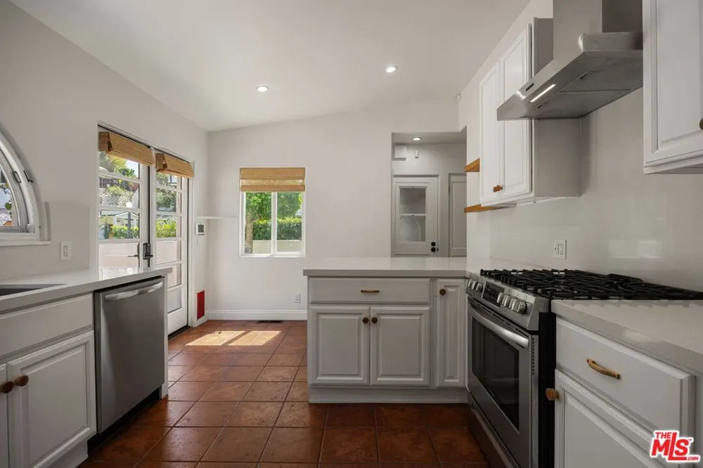 3447 Primera Avenue Los Angeles, CA 90068