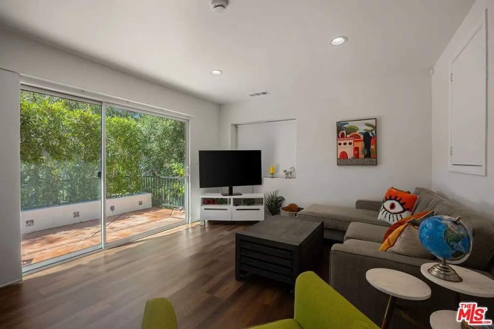 3447 Primera Avenue Los Angeles, CA 90068