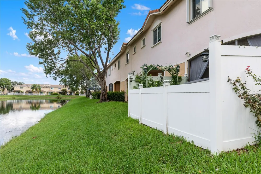 5741 Isles Cir Tamarac, FL 33321