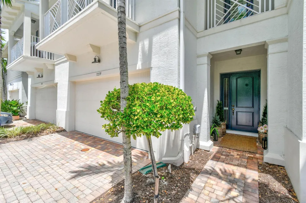 7239 Oxford Court Palm Beach Gardens, FL 33418