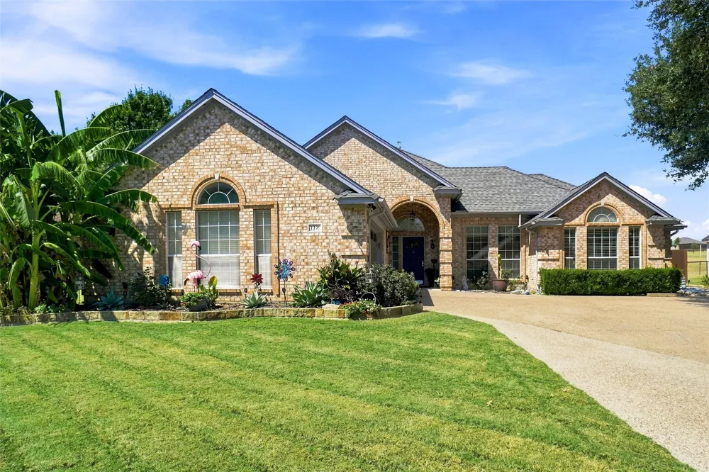 118 Golfers Way Azle, TX 76020