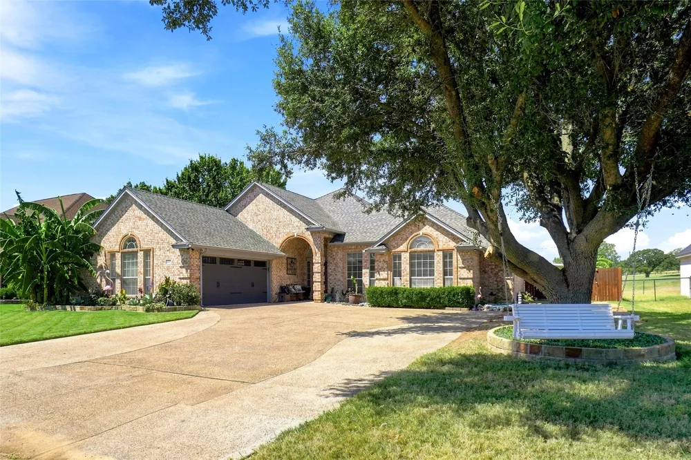 118 Golfers Way Azle, TX 76020
