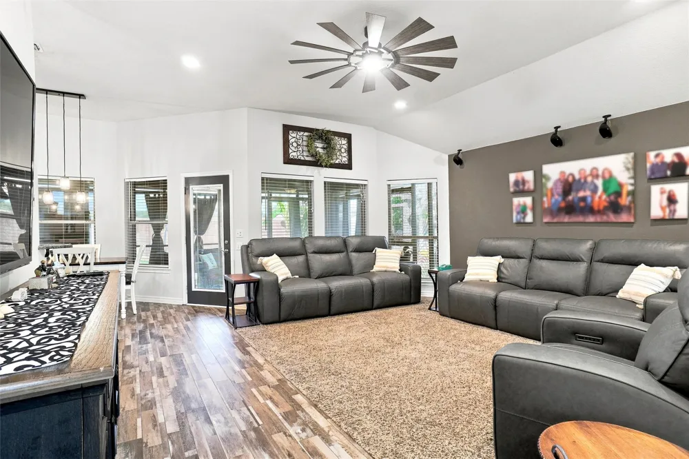 118 Golfers Way Azle, TX 76020