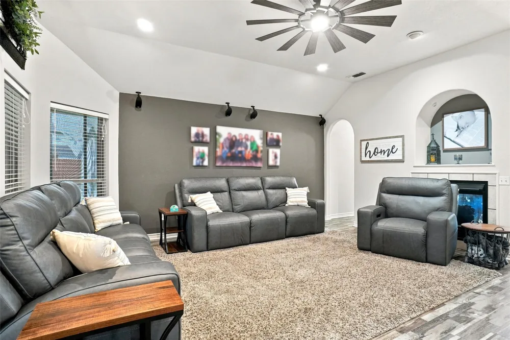 118 Golfers Way Azle, TX 76020