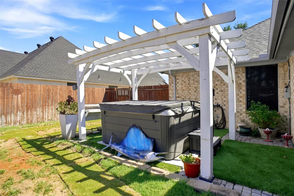 118 Golfers Way Azle, TX 76020