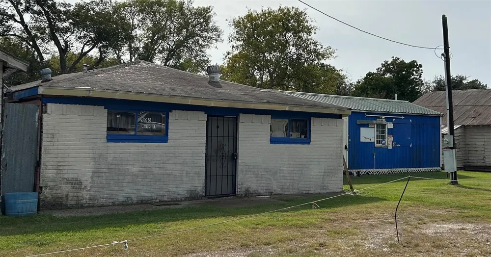 908 Main Street Anahuac, TX 77514