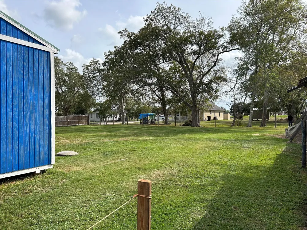 908 Main Street Anahuac, TX 77514