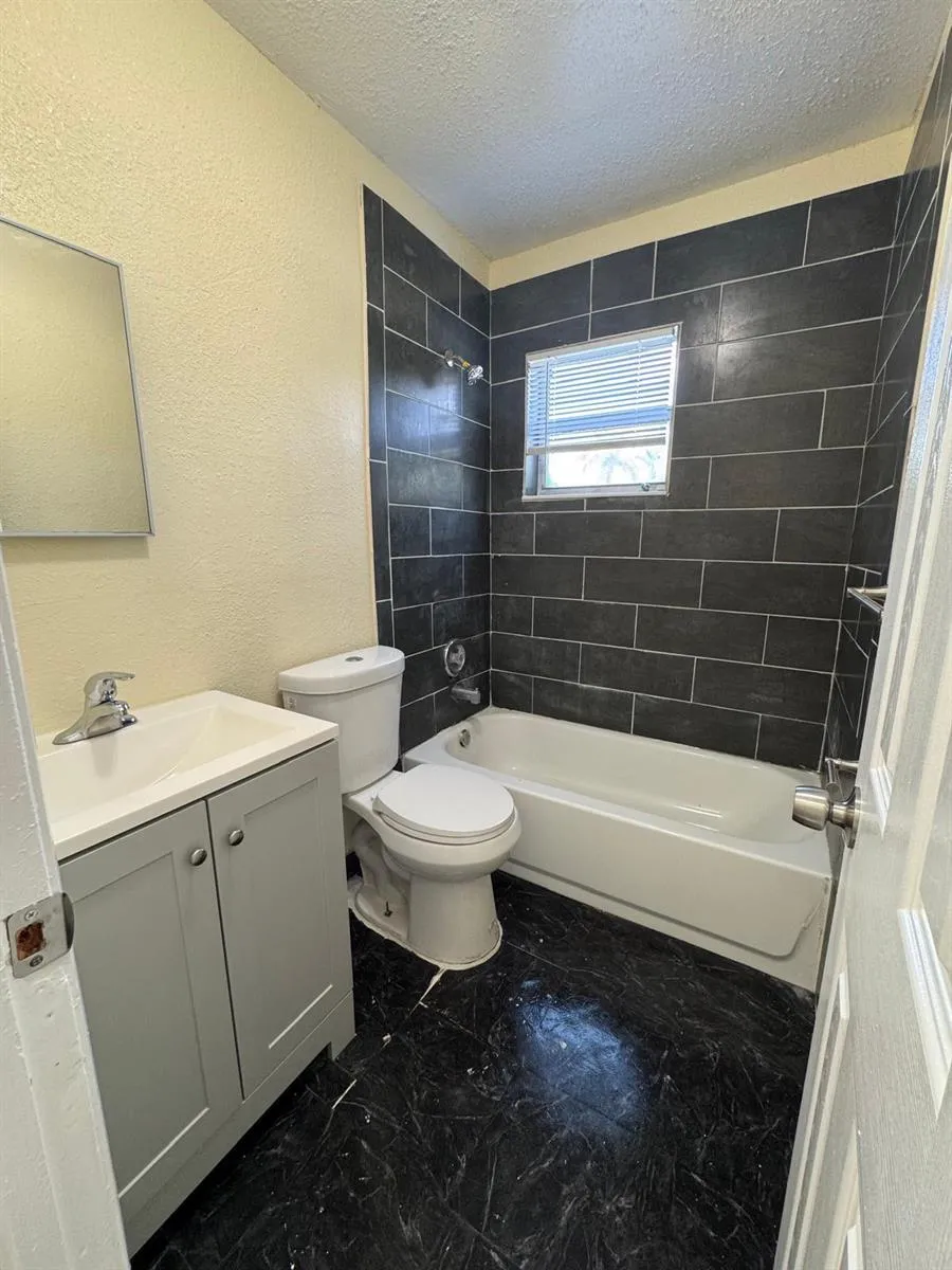 200 NW 14TH STREET #1-5 Pompano Beach, FL 33060