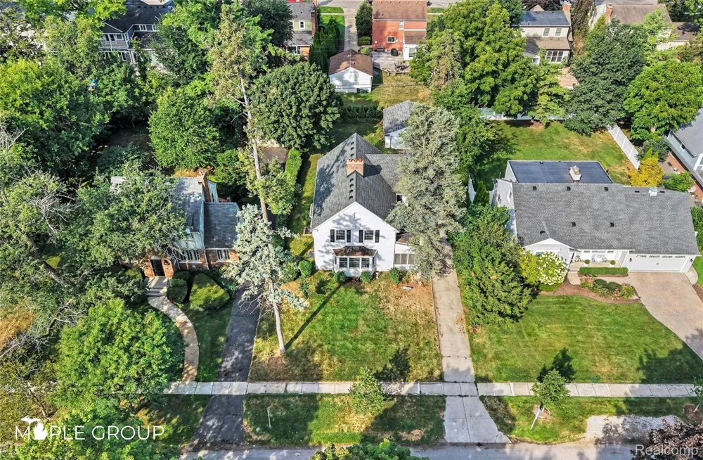 208 Larchlea Drive Birmingham City, MI 48009