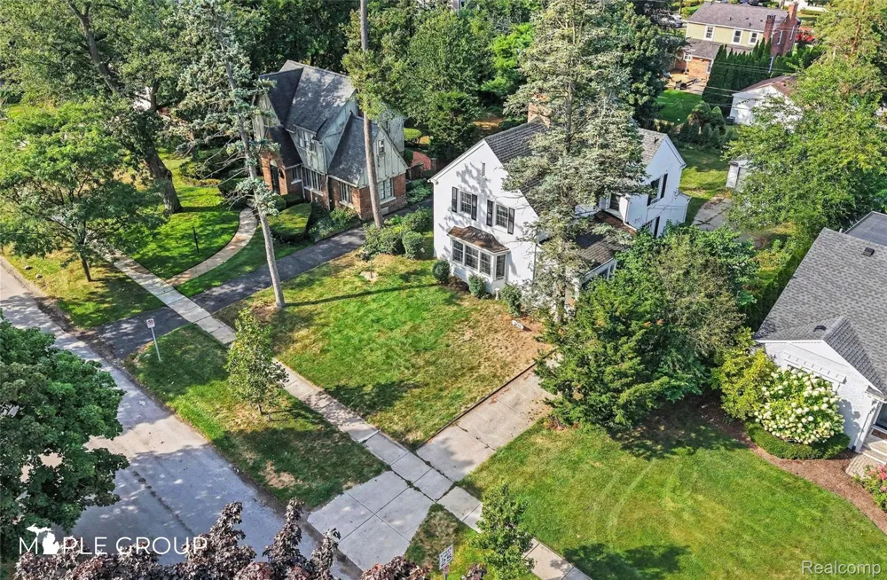 208 Larchlea Drive Birmingham City, MI 48009