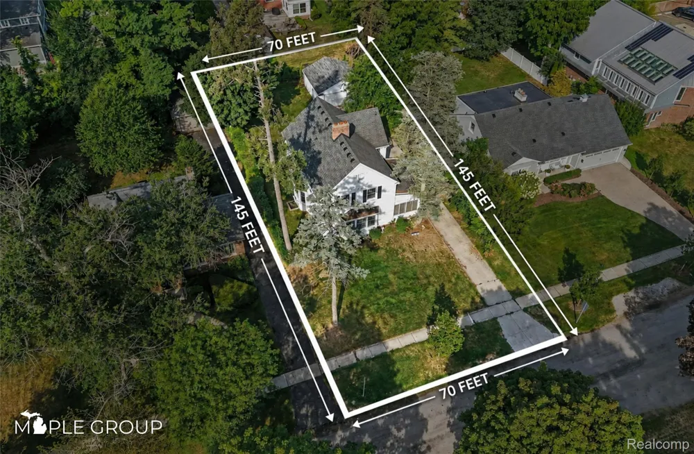 208 Larchlea Drive Birmingham City, MI 48009