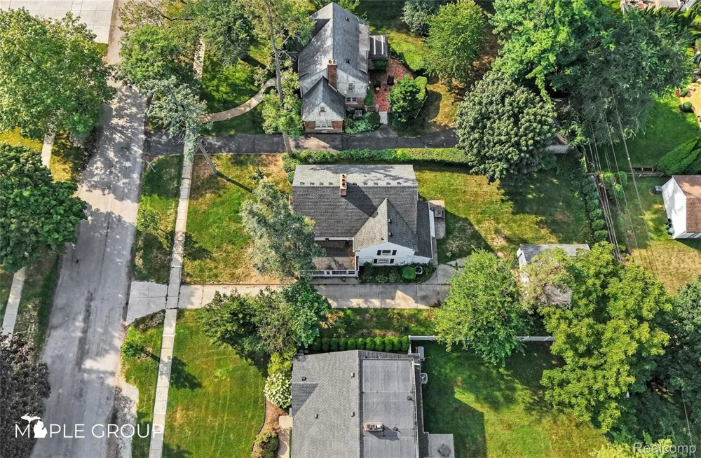 208 Larchlea Drive Birmingham City, MI 48009