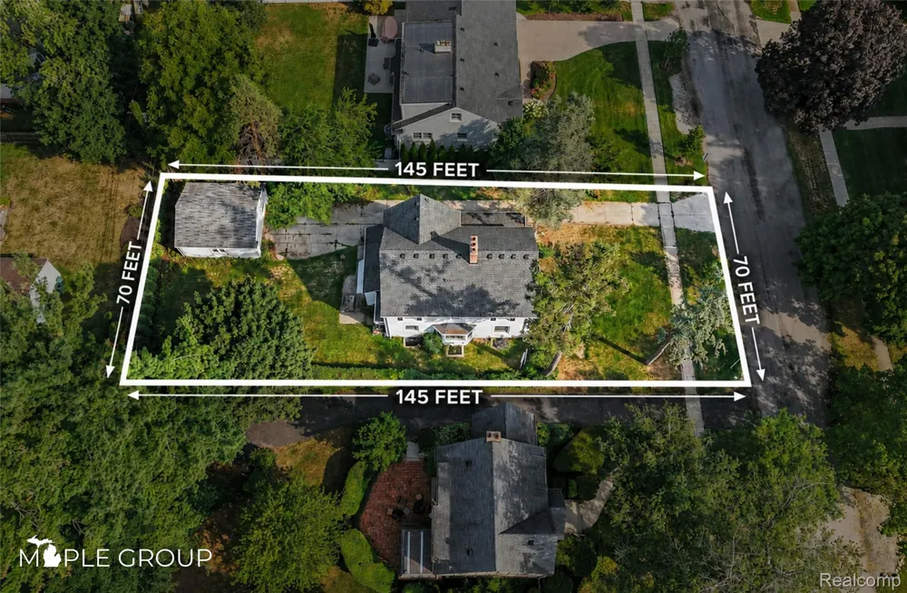 208 Larchlea Drive Birmingham City, MI 48009