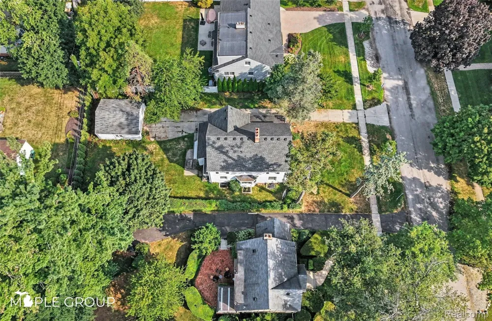 208 Larchlea Drive Birmingham City, MI 48009