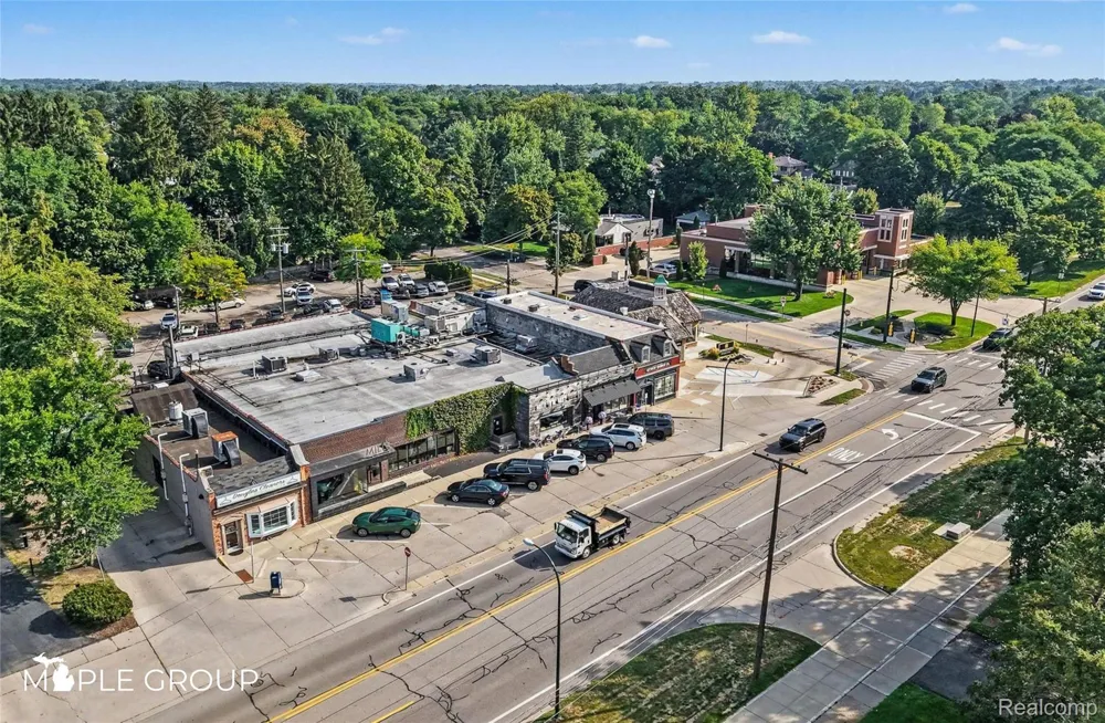 208 Larchlea Drive Birmingham City, MI 48009