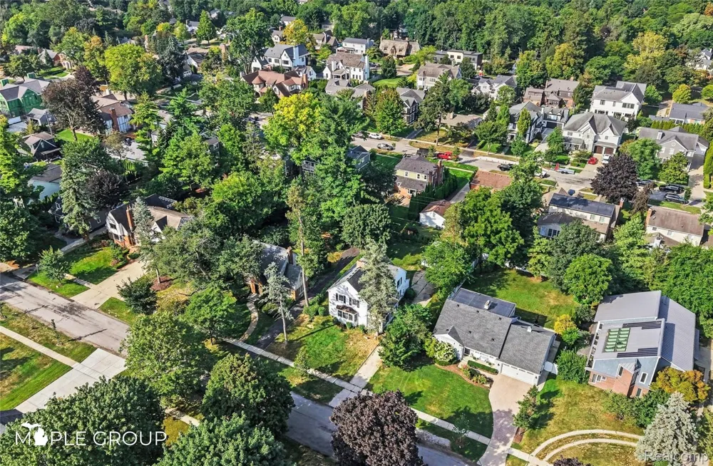 208 Larchlea Drive Birmingham City, MI 48009