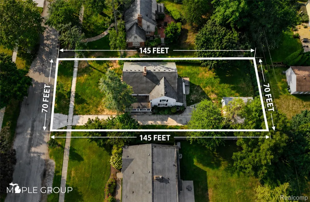 208 Larchlea Drive Birmingham City, MI 48009