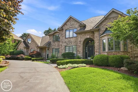 2453 PINE HOLLOW DRIVE