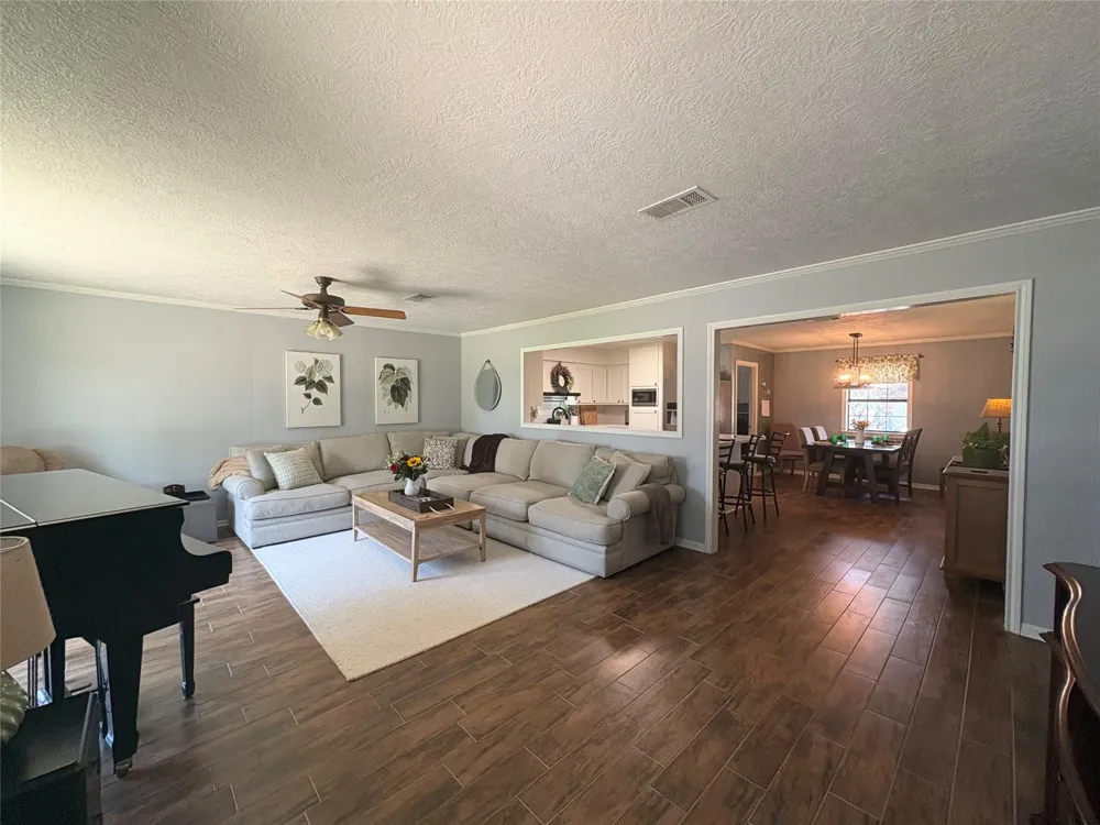 1011 Lee Road Columbus, TX 78934