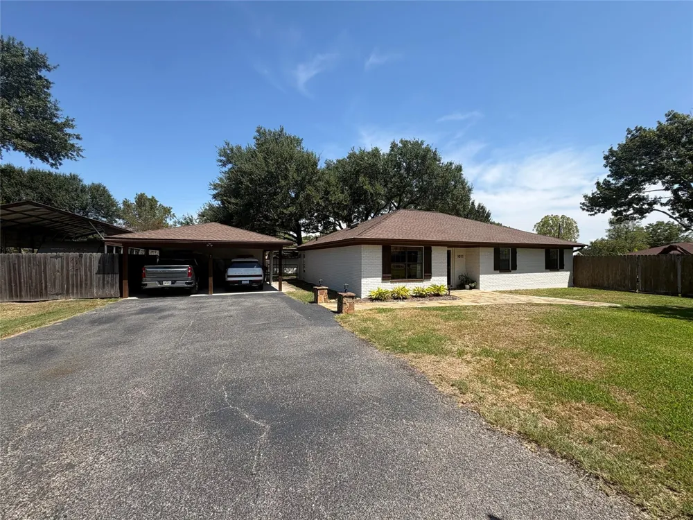1011 Lee Road Columbus, TX 78934
