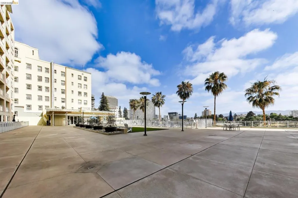 1 Lakeside Dr Oakland, CA 94612