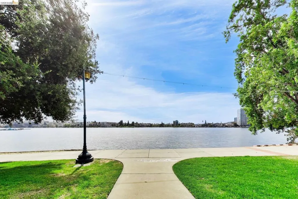 1 Lakeside Dr Oakland, CA 94612
