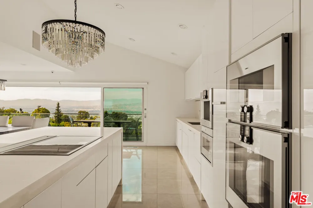 7377 Pyramid Place Los Angeles, CA 90046