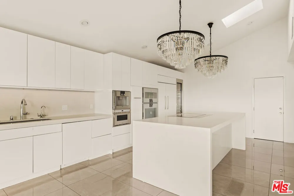 7377 Pyramid Place Los Angeles, CA 90046
