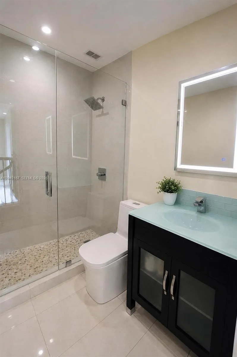 9069 NW 193rd St Hialeah, FL 33018