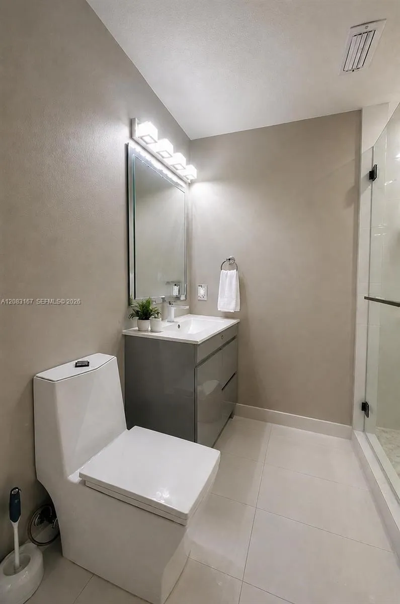 9069 NW 193rd St Hialeah, FL 33018